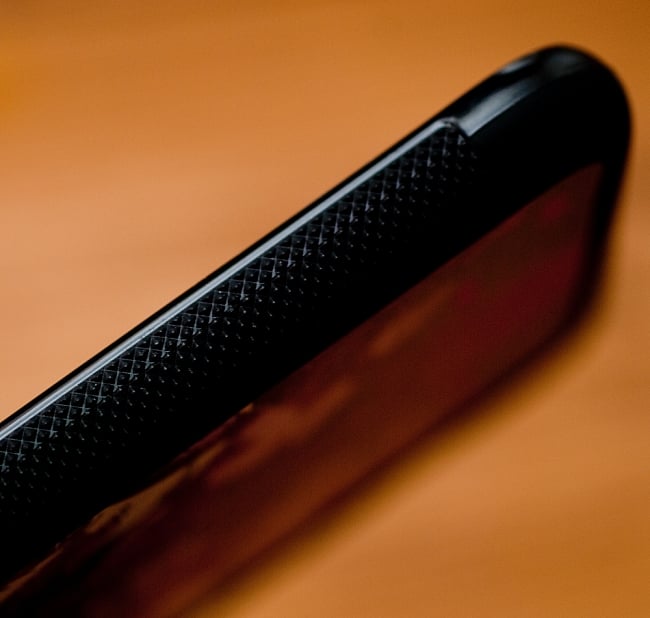 ガネーシャ【ティラキタオリジナルiPhone7/7s/8ケース】 6 - 黒のTPUケースのアップです。横にギザギザが付いて、落としづらくなっています(印刷のデザインは異なります)