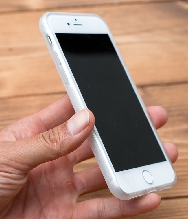 ガネーシャ【ティラキタオリジナルiPhone7/7s/8ケース】 7 - 半透明のTPUケースを実機に付けて、手に持ってみました。黒、白とも、仕様は同一です