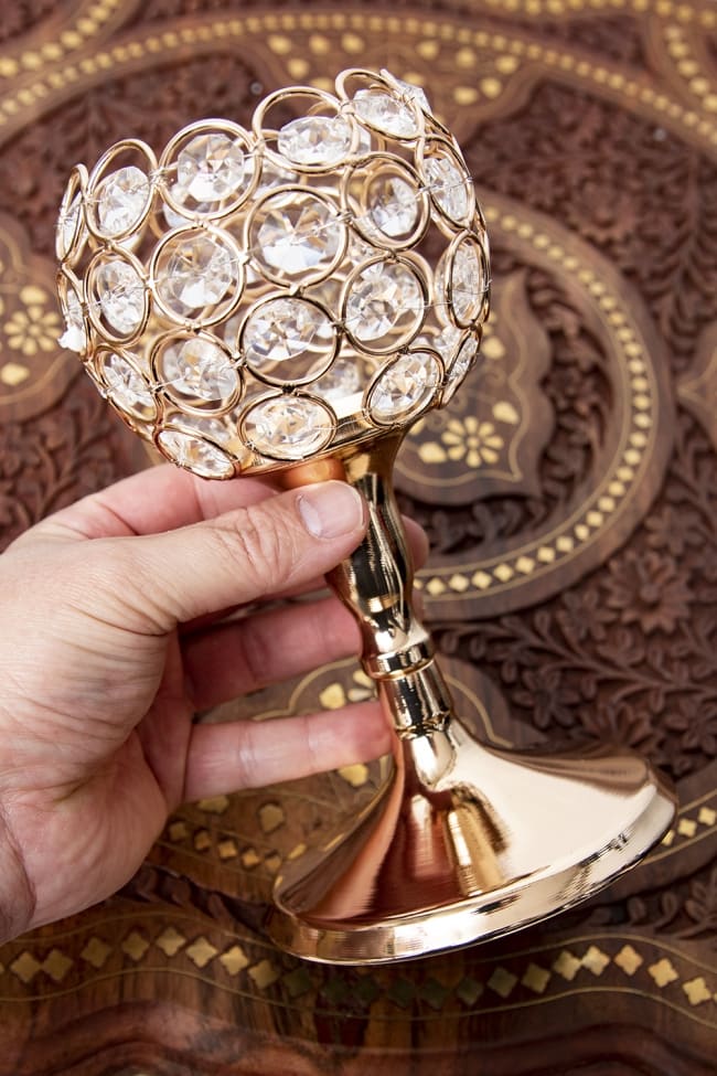 【3個セット】クリスタルガラスのアラビアンキャンドルホルダー - ゴールド【20cm×11cm】 9 - サイズ比較のため手に持ってみました