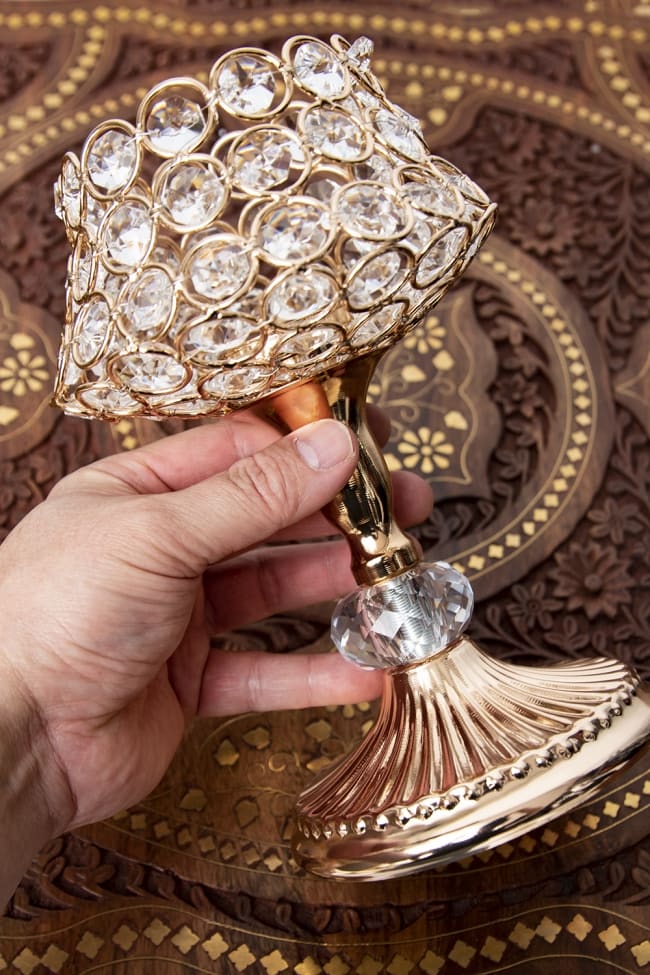 【3個セット】クリスタルガラスのアラビアンキャンドルホルダー - ゴールド【20.5cm×14cm】 9 - サイズ比較のため手に持ってみました