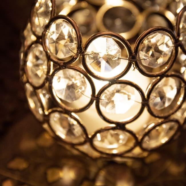 【6個セット】クリスタルガラスのアラビアンキャンドルホルダー - ゴールド【7.5cm×8.5cm】 3 - 明るい場所で全面にクリスタルが取り付けられ豪華な見た目です。