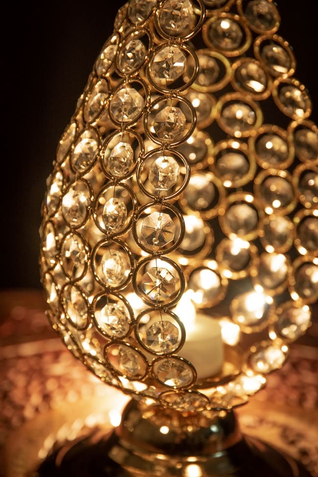 【6個セット】クリスタルガラスのアラビアンキャンドルホルダー - ゴールド【31cm×15.5cm】 3 - 明るい場所で全面にクリスタルが取り付けられ豪華な見た目です。