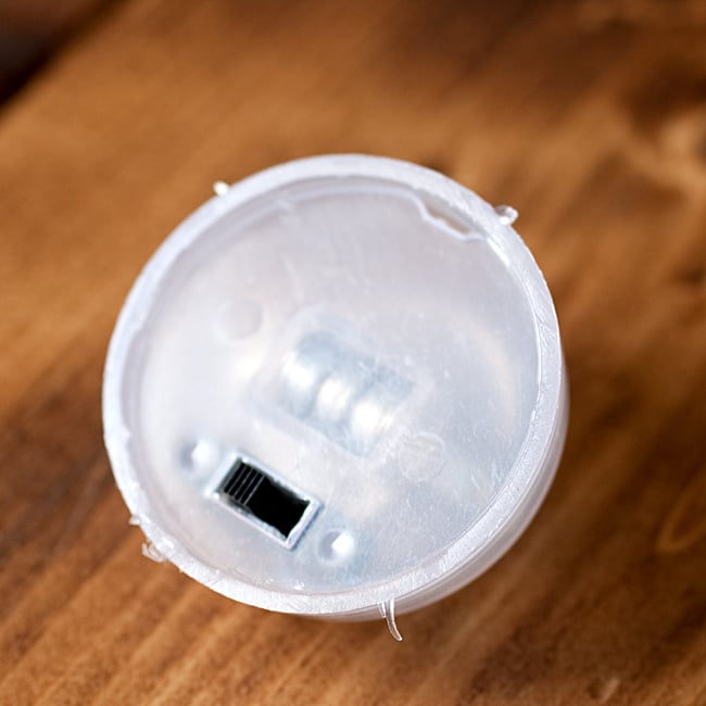 【5個セット】三原色のカラフルLEDライト ボダン電池式〔2cm×3.9cm〕 4 - 裏面にスイッチがついています