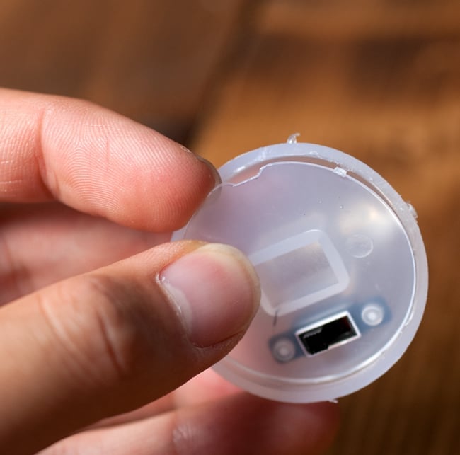 【5個セット】三原色のカラフルLEDライト ボダン電池式〔2cm×3.9cm〕 6 - 細いマイナスドライバーなどを差し込むと、あけられるようになっております。