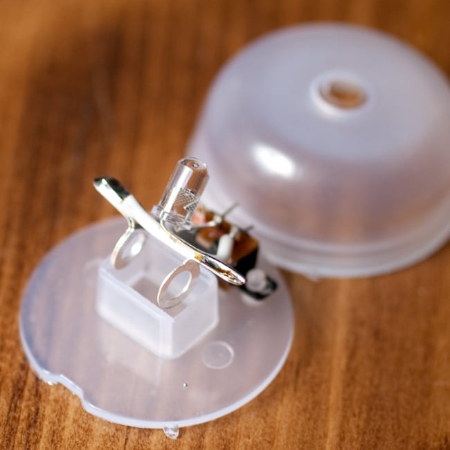 【5個セット】三原色のカラフルLEDライト ボダン電池式〔2cm×3.9cm〕 7 - シンプルな構造です。電池の規格は【392A】、日本では恐らく【LR41】という名前の物が互換性があるかと思われます。ボタン電池もお付けいたしますので、すぐにご使用いただけます。