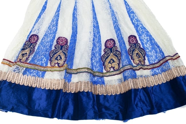 【※胸回りタイトです・返品不可】サフェードのパンジャビドレス 3点セット 白×紫 5 - 刺繍やスパンコールで華やかに飾られています。