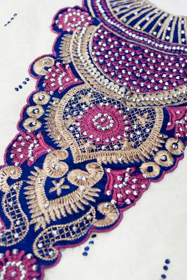 【※胸回りタイトです・返品不可】サフェードのパンジャビドレス 3点セット 白×紫 8 - 刺繍部分を近くで見てみました。きらびやかで素敵ですね。