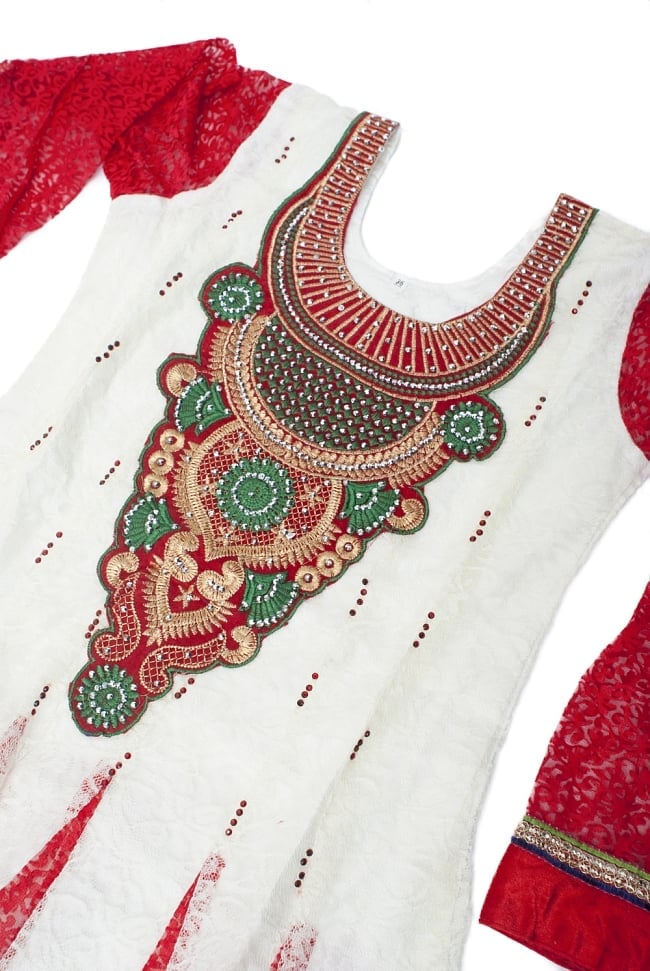 サフェードのパンジャビドレス 3点セット 白×赤 4 - 豪華な胸元の様子です。