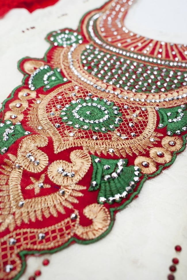 サフェードのパンジャビドレス 3点セット 白×赤 8 - 刺繍部分を近くで見てみました。きらびやかで素敵ですね。