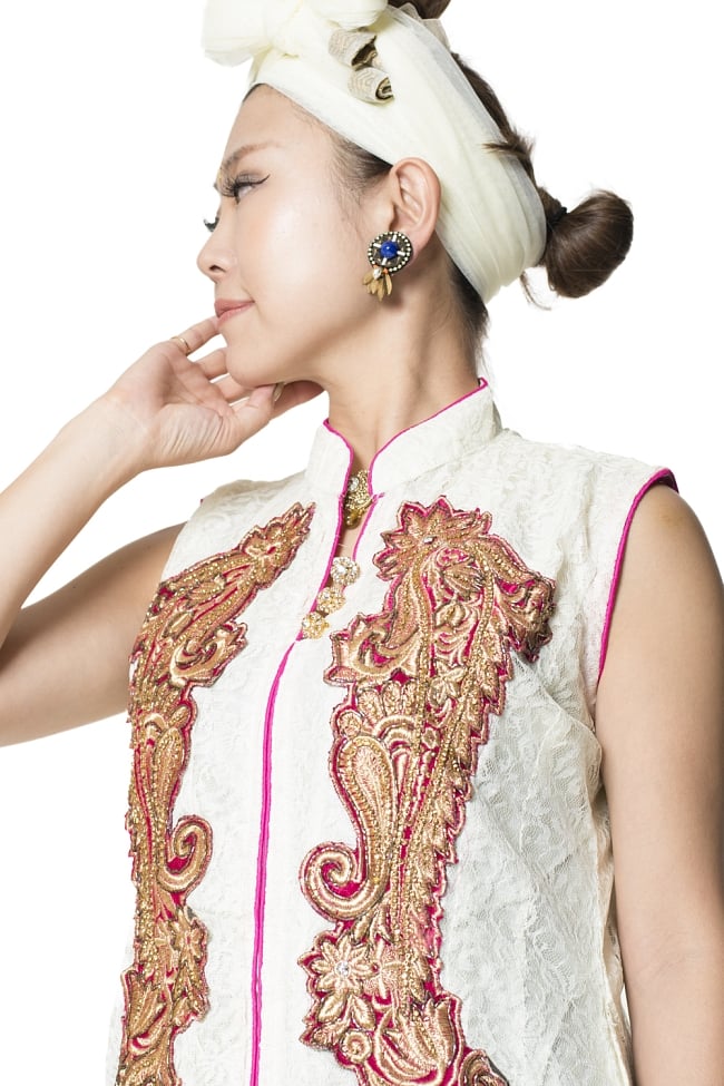 サフェードのパンジャビドレス 3点セット 白×ピンク 4 - 豪華な胸元の様子です。
