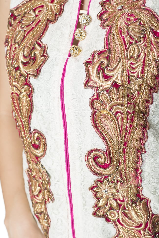 サフェードのパンジャビドレス 3点セット 白×ピンク 5 - 刺繍やスパンコールで華やかに飾られています。
