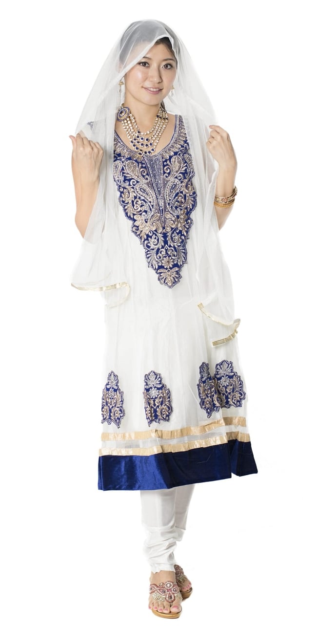 サフェードのパンジャビドレス 3点セット 白×濃青の写真1枚目です。身長165cmのモデルさんにきてもらいました。ビーズやスパンコールが美しいですね。パーティードレス,ドレス,コスプレ,インドのドレス,パンジャビドレス,パンジャービードレス,サルワール・カミーズ,パンジャビスーツ