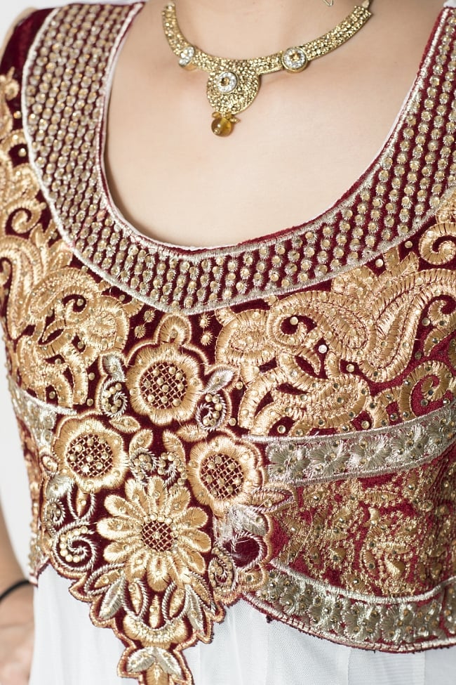 サフェードのパンジャビドレス 3点セット 白×赤 5 - 刺繍やスパンコールで華やかに飾られています。
