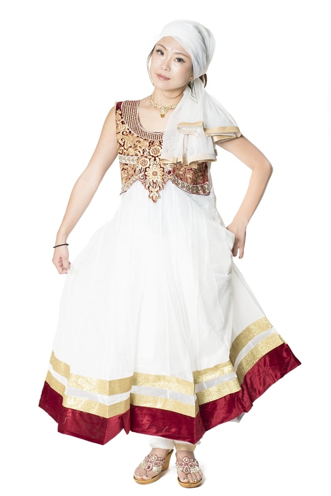 サフェードのパンジャビドレス 3点セット 白×赤の写真1枚目です。身長152cmのモデルさんにきてもらいました。ビーズやスパンコールが美しいですね。パーティードレス,ドレス,コスプレ,インドのドレス,パンジャビドレス,パンジャービードレス,サルワール・カミーズ,パンジャビスーツ
