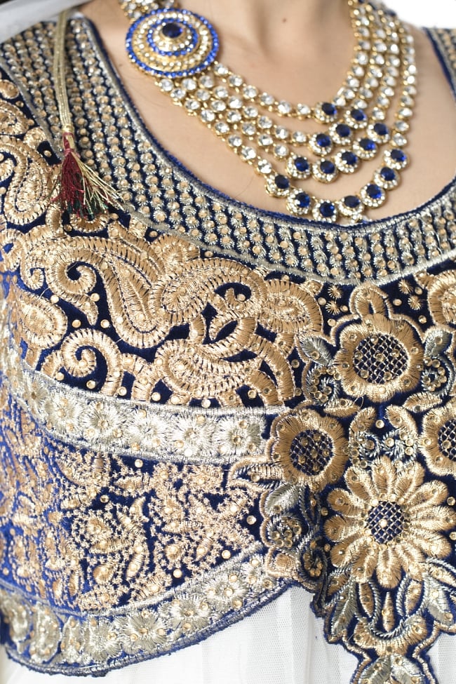 サフェードのパンジャビドレス 3点セット 白×濃青 5 - 刺繍やスパンコールで華やかに飾られています。