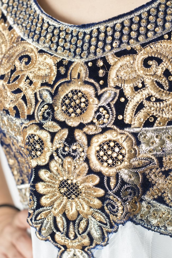サフェードのパンジャビドレス 3点セット 白×紺 5 - 刺繍やスパンコールで華やかに飾られています。