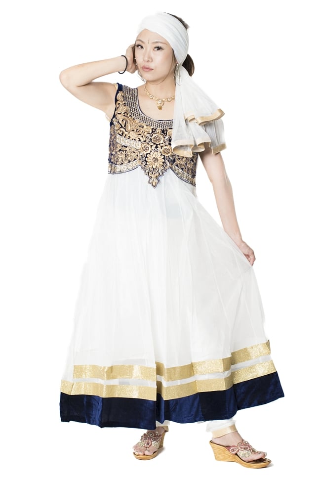 サフェードのパンジャビドレス 3点セット 白×紺の写真1枚目です。身長152cmのモデルさんにきてもらいました。ビーズやスパンコールが美しいですね。パーティードレス,ドレス,コスプレ,インドのドレス,パンジャビドレス,パンジャービードレス,サルワール・カミーズ,パンジャビスーツ