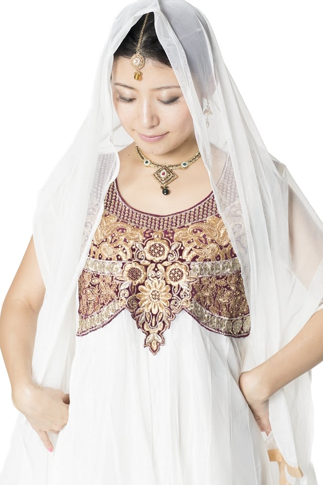 サフェードのパンジャビドレス 3点セット 白×ダークレッド 5 - 刺繍やスパンコールで華やかに飾られています。