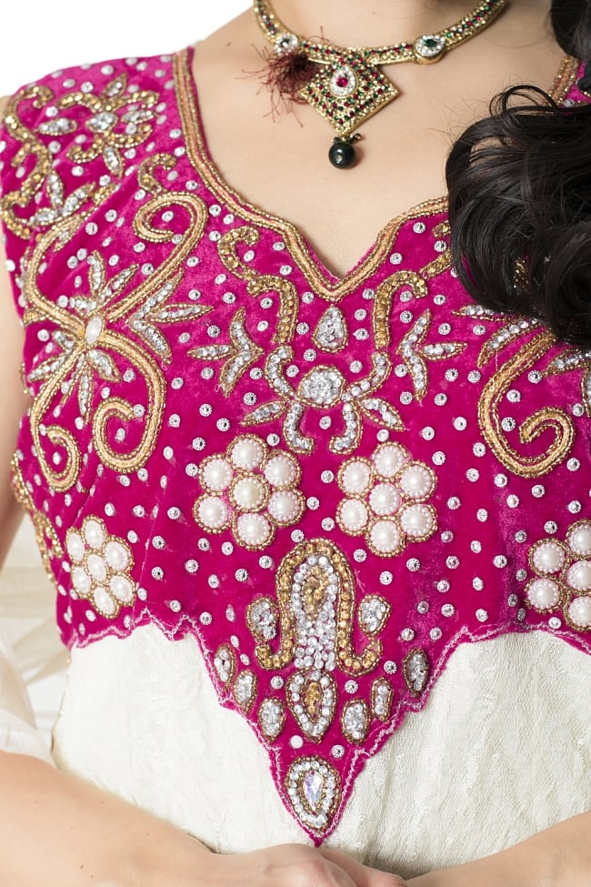 サフェードのパンジャビドレス 3点セット 白×ピンク 5 - 刺繍やスパンコールで華やかに飾られています。