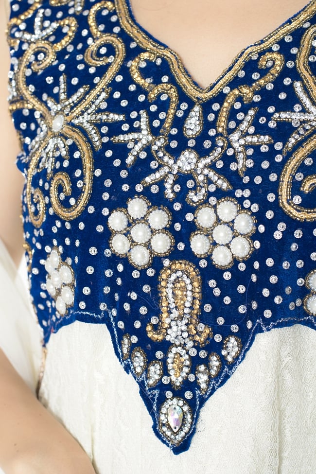 サフェードのパンジャビドレス 3点セット 白×青 5 - 刺繍やスパンコールで華やかに飾られています。
