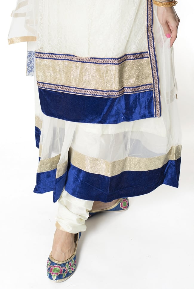 サフェードのパンジャビドレス 3点セット 白×青 6 - 裾の様子です。