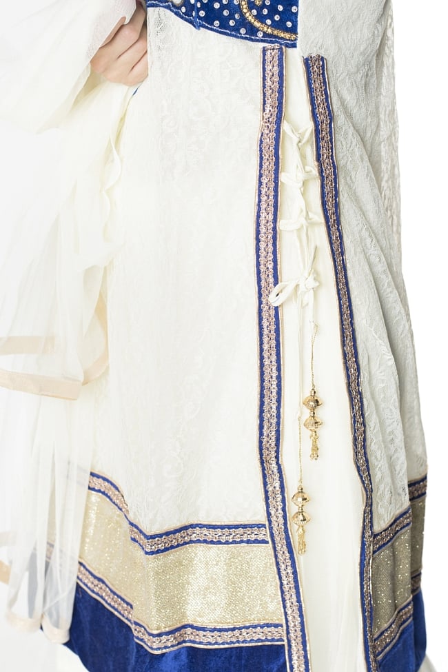 サフェードのパンジャビドレス 3点セット 白×青 7 - 側面にスリットが入っていて洗練された印象です。