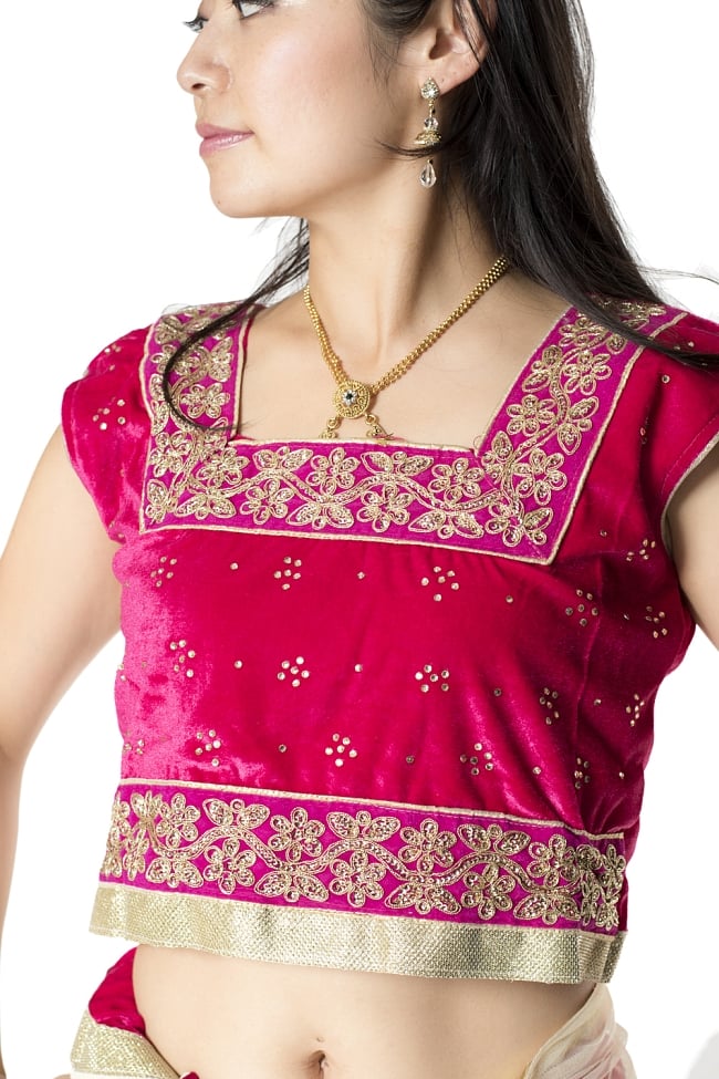 サフェードのレヘンガ 白×ピンク 5 - 刺繍やスパンコールで華やかに飾られています。