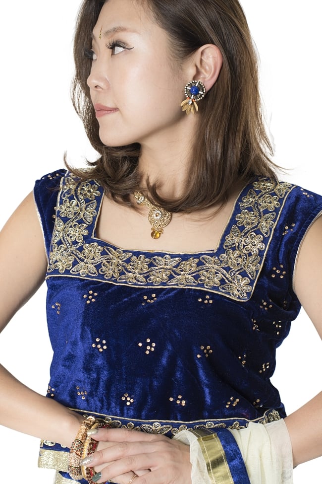 サフェードのレヘンガ 白×青 5 - 刺繍やスパンコールで華やかに飾られています。