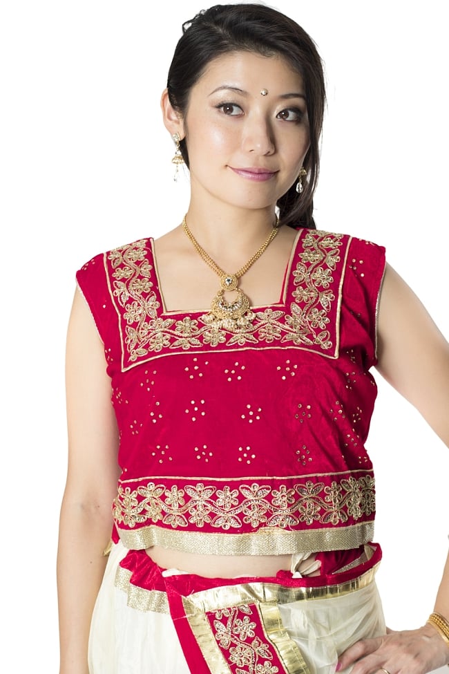 サフェードのレヘンガ 白×赤 5 - 刺繍やスパンコールで華やかに飾られています。