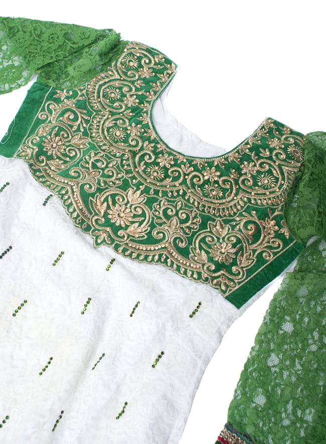 サフェードのパンジャビドレス 3点セット 白×緑 3 - 豪華な胸元の様子です。