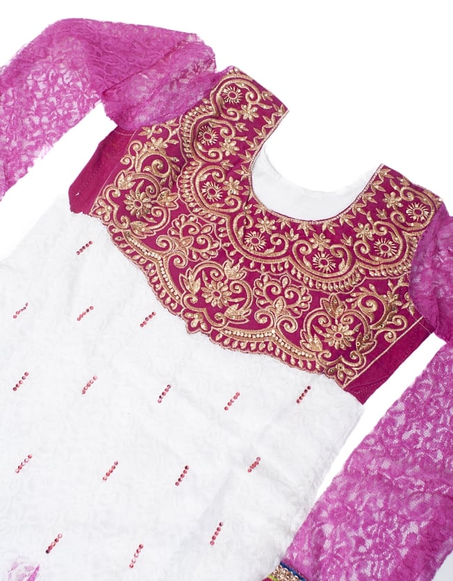 サフェードのパンジャビドレス 3点セット 白×ピンク 3 - 豪華な胸元の様子です。