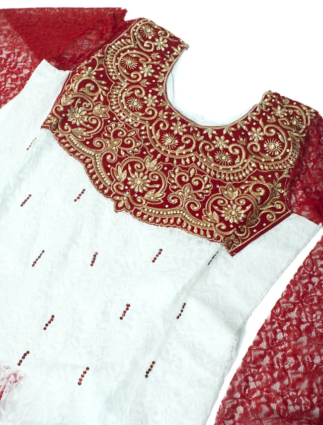サフェードのパンジャビドレス 3点セット 白×赤 3 - 豪華な胸元の様子です。