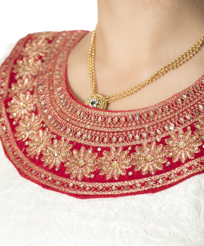 サフェードのパンジャビドレス 3点セット 白×赤 5 - 刺繍やスパンコールで華やかに飾られています。