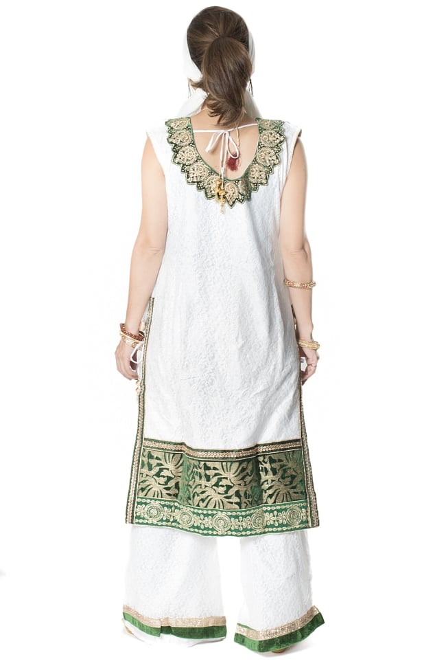 サフェードのパンジャビドレス 3点セット 白×緑 3 - 後ろ姿です。