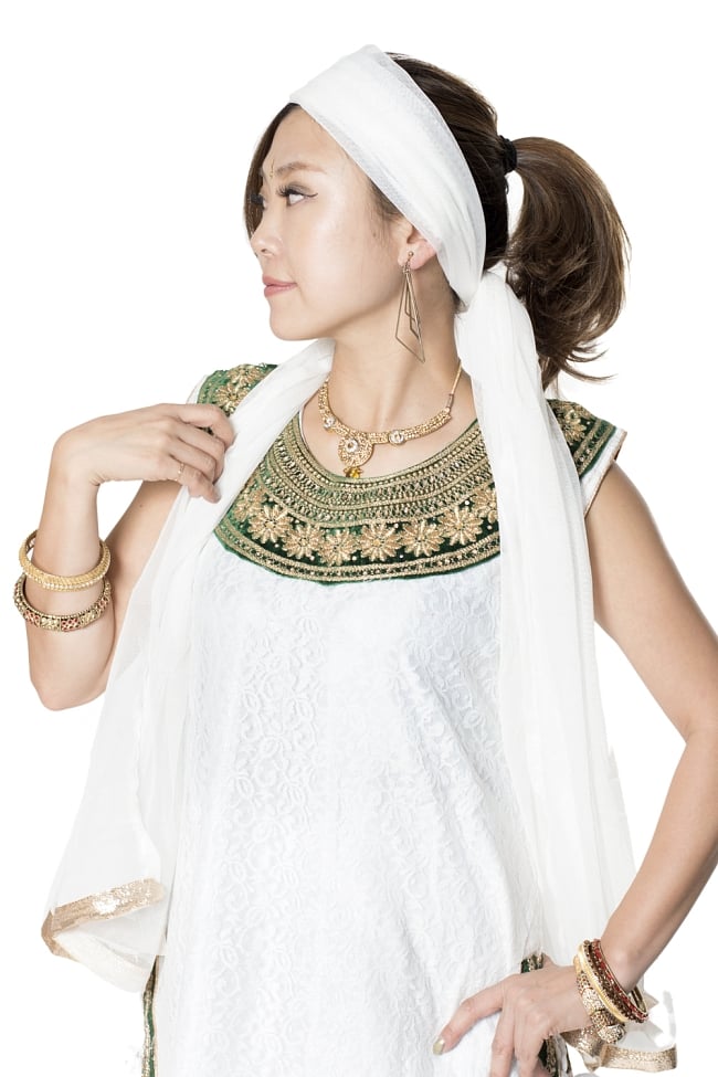 サフェードのパンジャビドレス 3点セット 白×緑 4 - 豪華な胸元の様子です。