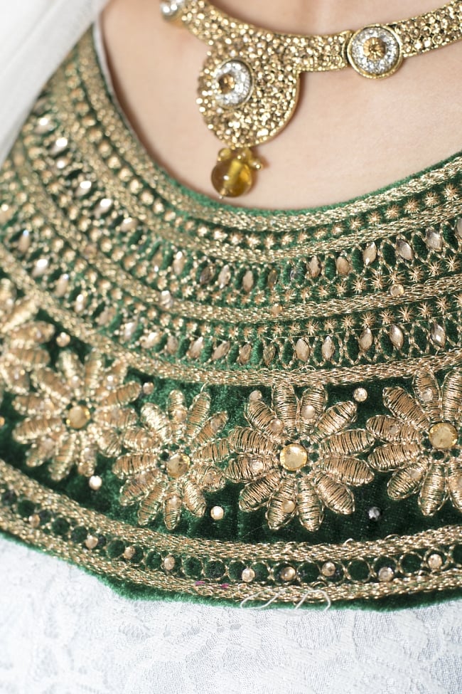 サフェードのパンジャビドレス 3点セット 白×緑 5 - 刺繍やスパンコールで華やかに飾られています。