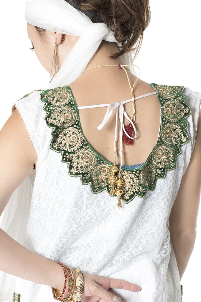 サフェードのパンジャビドレス 3点セット 白×緑 7 - 背中側にもぐるりと刺繍が回っています。艶やかで素敵ですね。