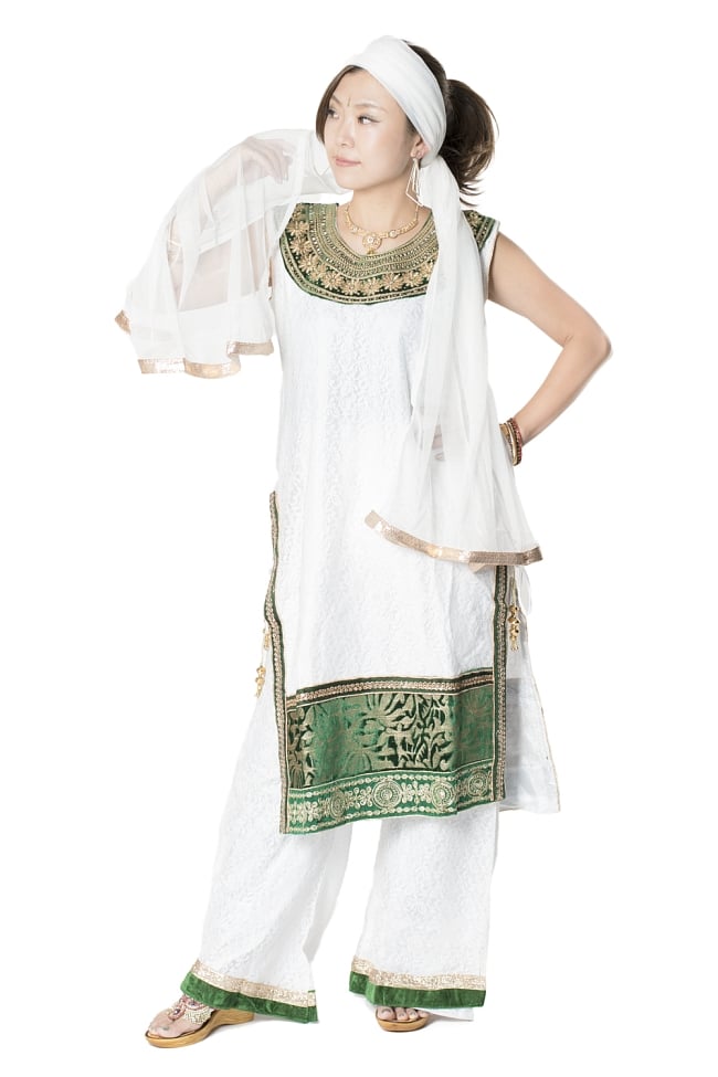サフェードのパンジャビドレス 3点セット 白×緑の写真1枚目です。身長152cmのモデルさんにきてもらいました。ビーズやスパンコールが美しいですね。パーティードレス,ドレス,コスプレ,インドのドレス,パンジャビドレス,パンジャービードレス,サルワール・カミーズ,パンジャビスーツ