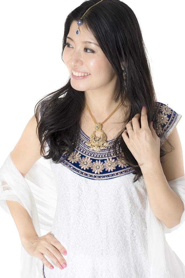 サフェードのパンジャビドレス 3点セット 白×青 4 - 豪華な胸元の様子です。