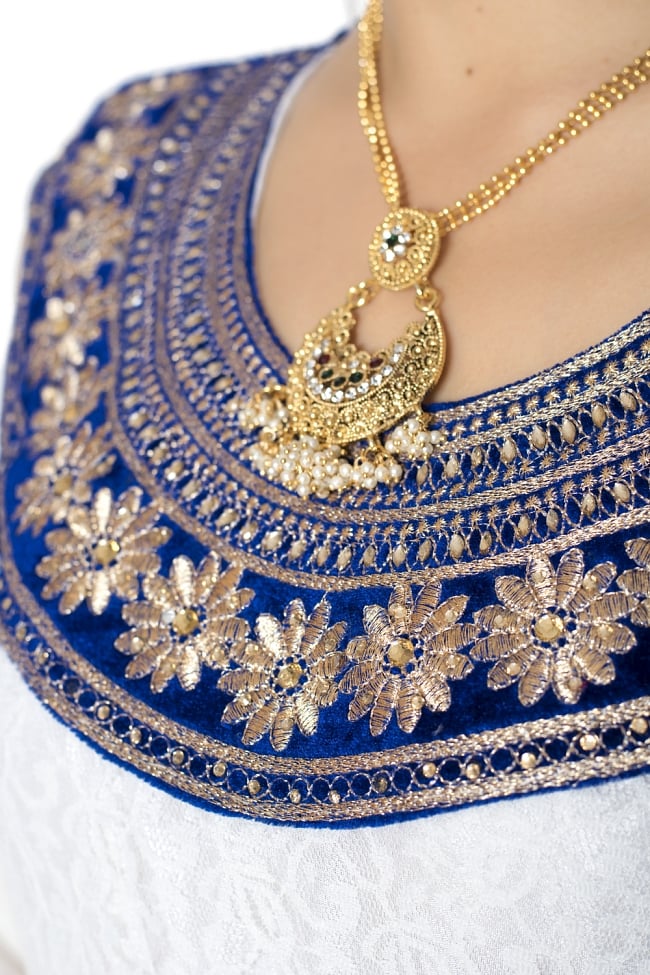 サフェードのパンジャビドレス 3点セット 白×青 5 - 刺繍やスパンコールで華やかに飾られています。