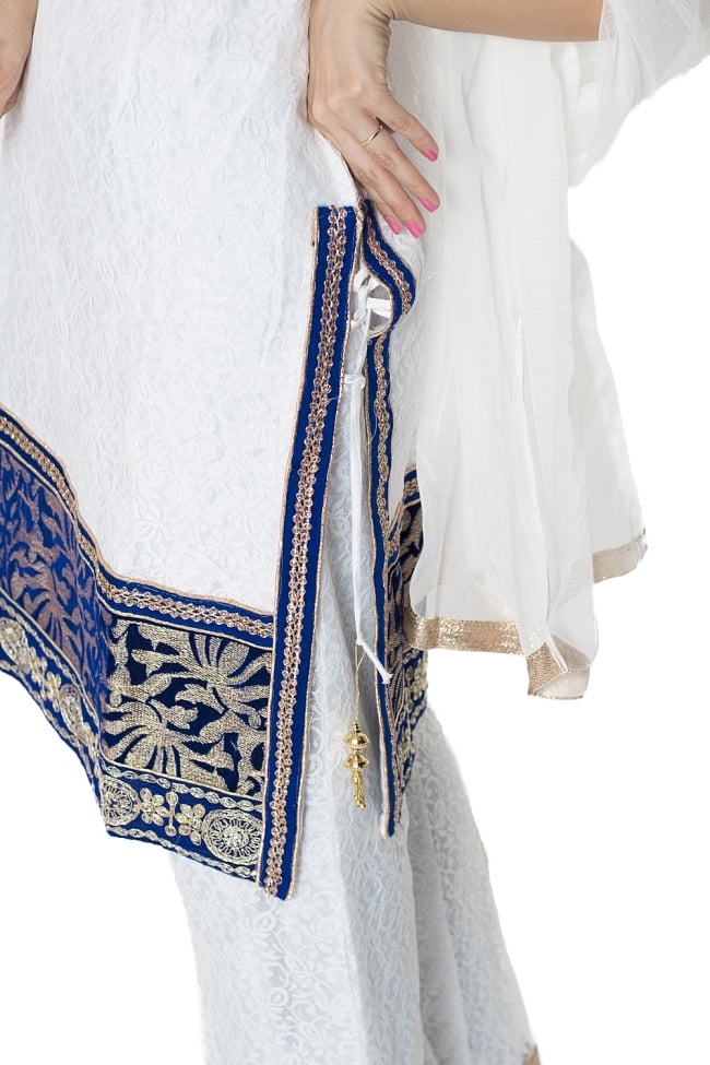 サフェードのパンジャビドレス 3点セット 白×青 6 - 側面にスリットが入っていて洗練された印象です。