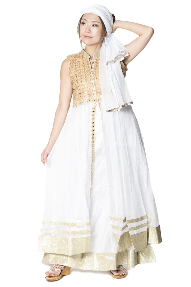 サフェードのパンジャビドレス 4点セット 白×金色の写真1枚目です。身長152cmのモデルさんにきてもらいました。ビーズやスパンコールが美しいですね。パーティードレス,ドレス,コスプレ,インドのドレス,パンジャビドレス,パンジャービードレス,サルワール・カミーズ,パンジャビスーツ