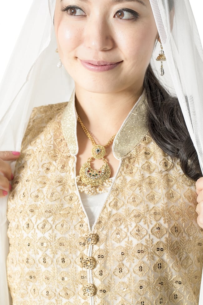サフェードのパンジャビドレス 4点セット 白×金色 5 - 刺繍やスパンコールで華やかに飾られています。
