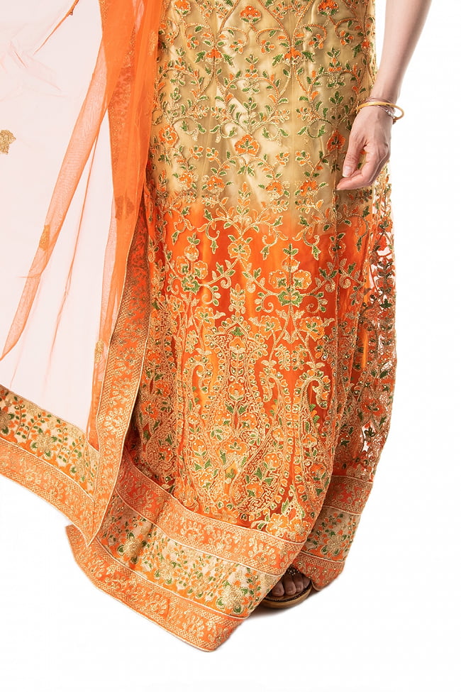 インドのレヘンガドレスセット 9 - 美しい刺繍が足元を引き立てます。