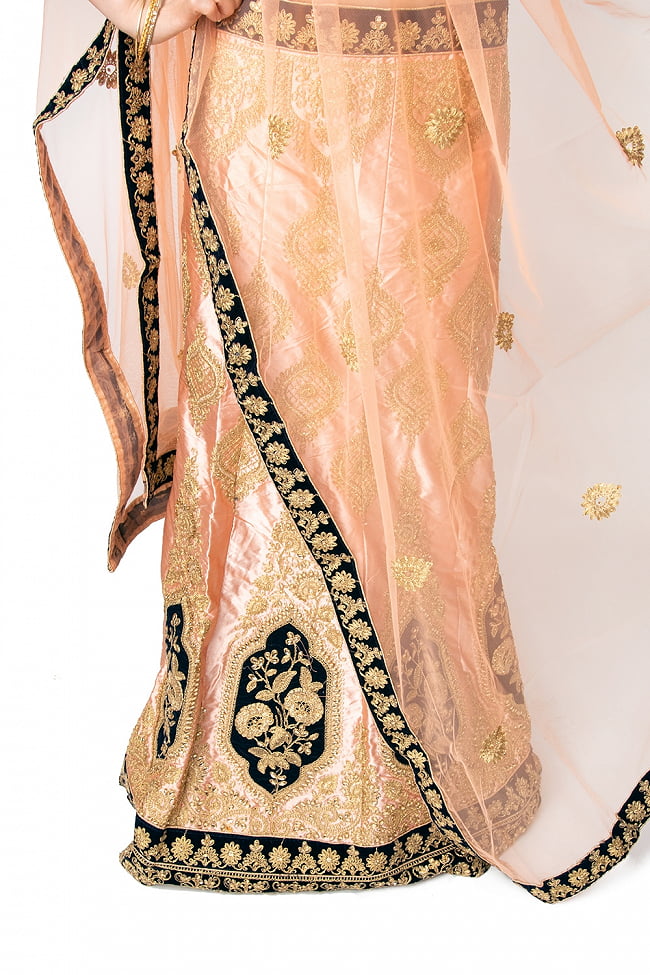 インドのレヘンガドレスセット 9 - 美しい刺繍が足元を引き立てます。
