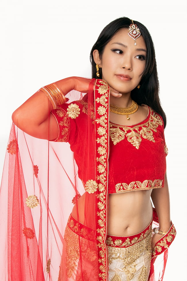 【1点物】インドのレヘンガドレスセット - レッド×ホワイト 6 - バストアップです。インドの王妃を思わせる華やかさです。