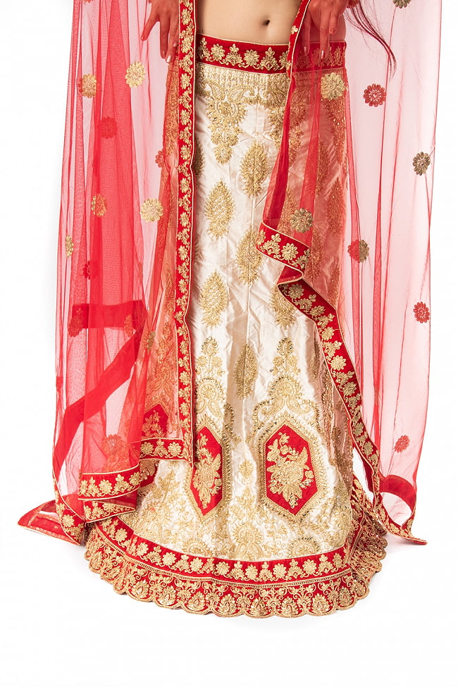 【1点物】インドのレヘンガドレスセット - レッド×ホワイト 9 - 美しい刺繍が足元を引き立てます。