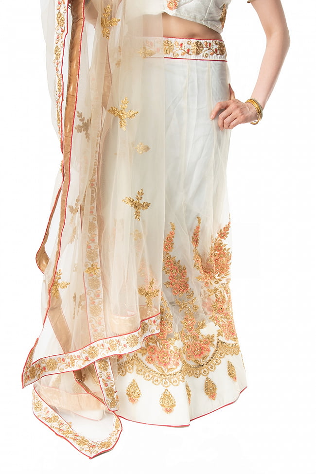 【1点物】インドのレヘンガドレスセット - ホワイト 9 - 美しい刺繍が足元を引き立てます。