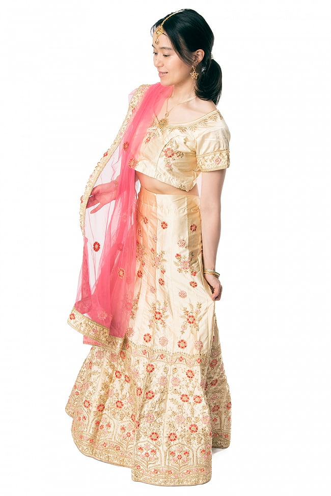 【1点物】インドのレヘンガドレスセット - ホワイト×ピンク 2 - 光沢生地に、細かい刺繍やビーズを施した豪華な作りです。