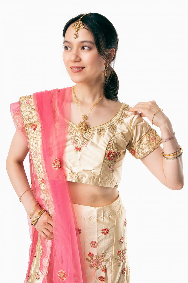【1点物】インドのレヘンガドレスセット - ホワイト×ピンク 6 - バストアップです。インドの王妃を思わせる華やかさです。